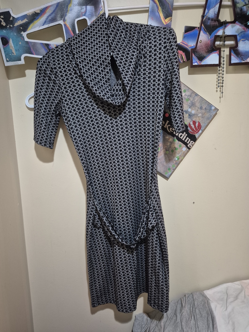Suzy Shier Black & White Geometric Hooded Midi Dress
